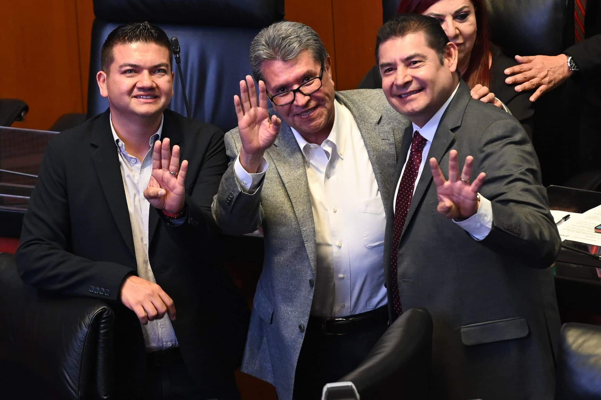 Ricardo Monreal, coordinador de Morena en el Senado, se toma una fotografía con Ovidio Peralta y Alejandro Armenta, quienes solicitaron licencia como senadores para iniciar sus campañas políticas el próximo viernes. (Cuartoscuro)