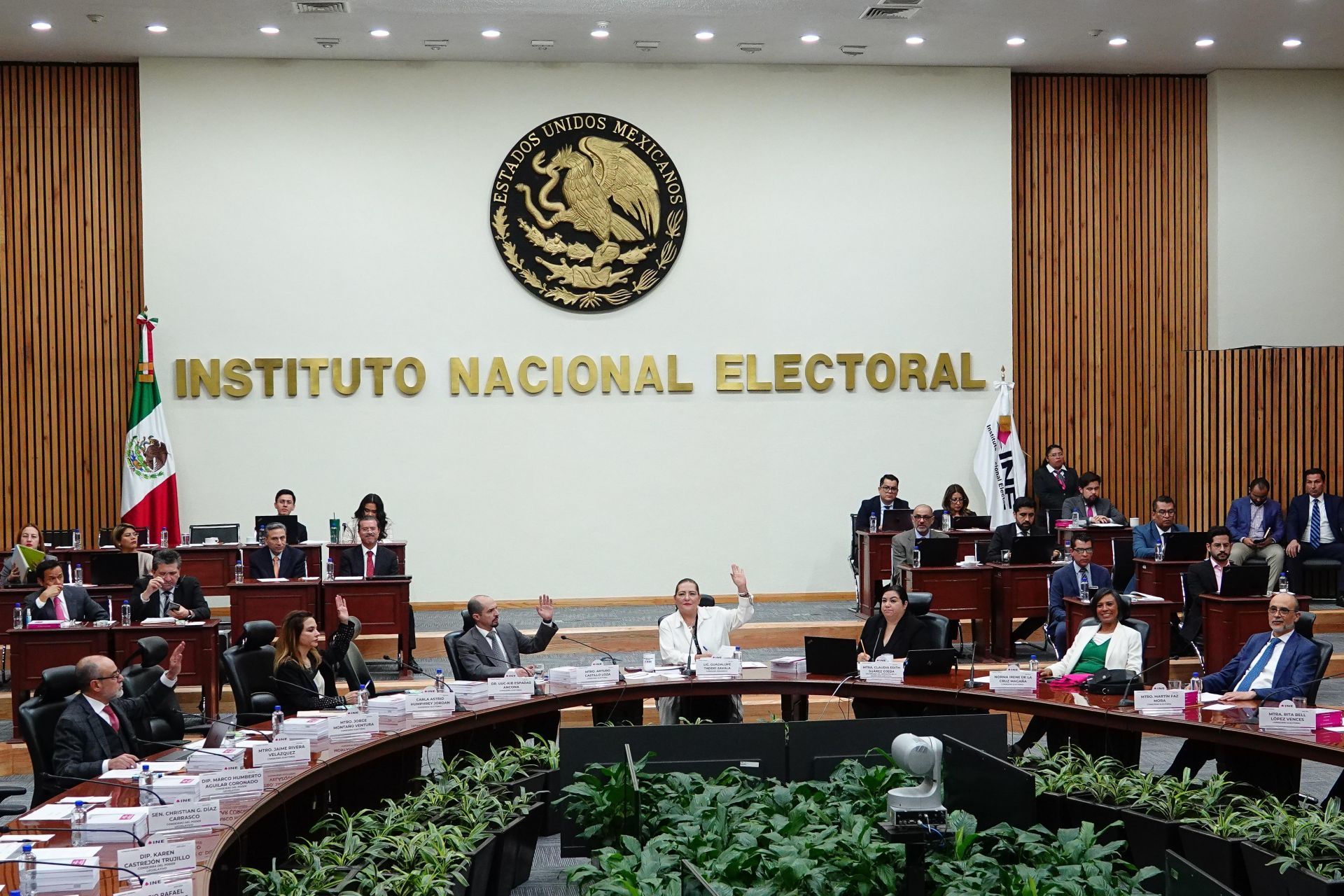 Guadalupe Taddei Zavala, consejera presidenta del Instituto Nacional Electoral (INE), Dania Paola Ravel, Arturo Castillo, Claudia Zavala Pérez y Jaime rivera, consejeros electorales, encabezaron la sesión especial en donde se aprobaron las candidaturas de los candidatos a la presidencia , esto del Instituto Nacional Electoral en la sede de Tlalpan. (Cuartoscuro)