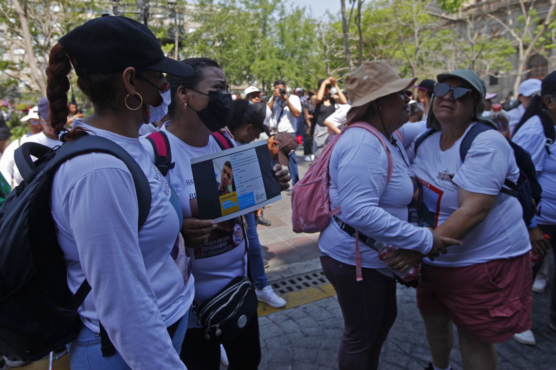 De un lado mariachis, son jarocho y flores en la maañanera del presidente, López Obbrador, del otro, frente a vallas de contención, las madres buscadoras luchando porque se escuche su dolor