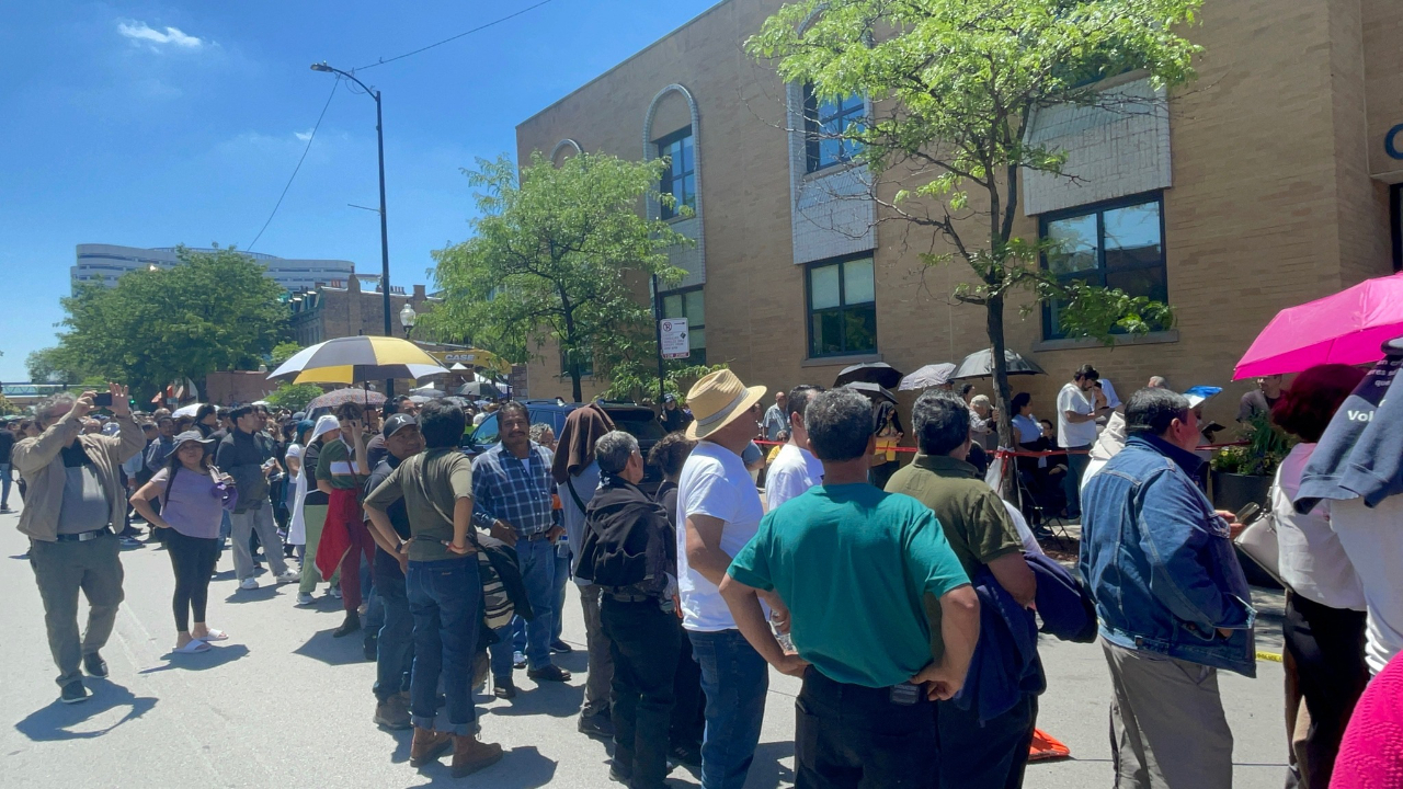 Mexicanos votando en Chicago.