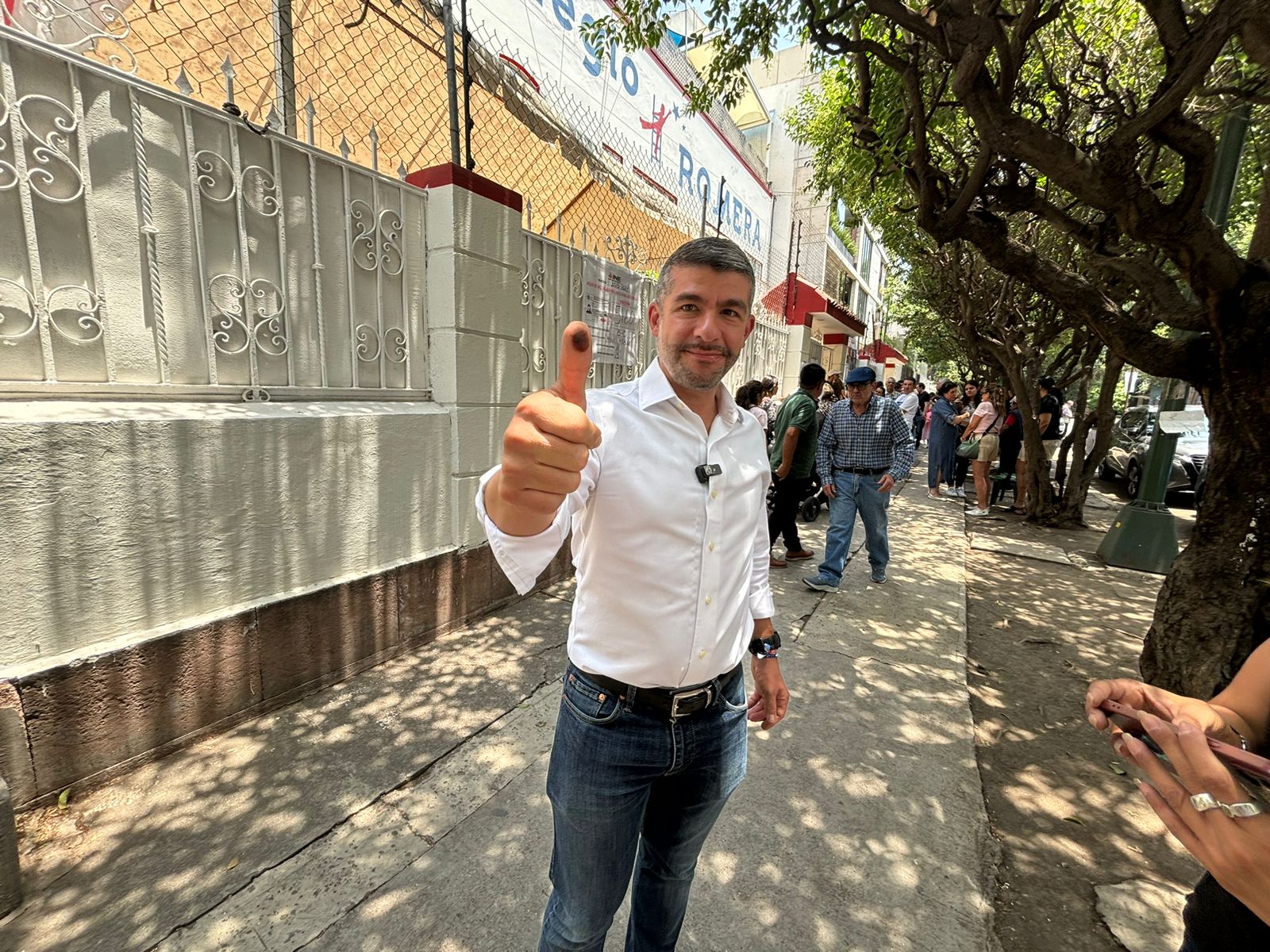 Mauricio Tabe acudió a emitir su voto. (Especial)