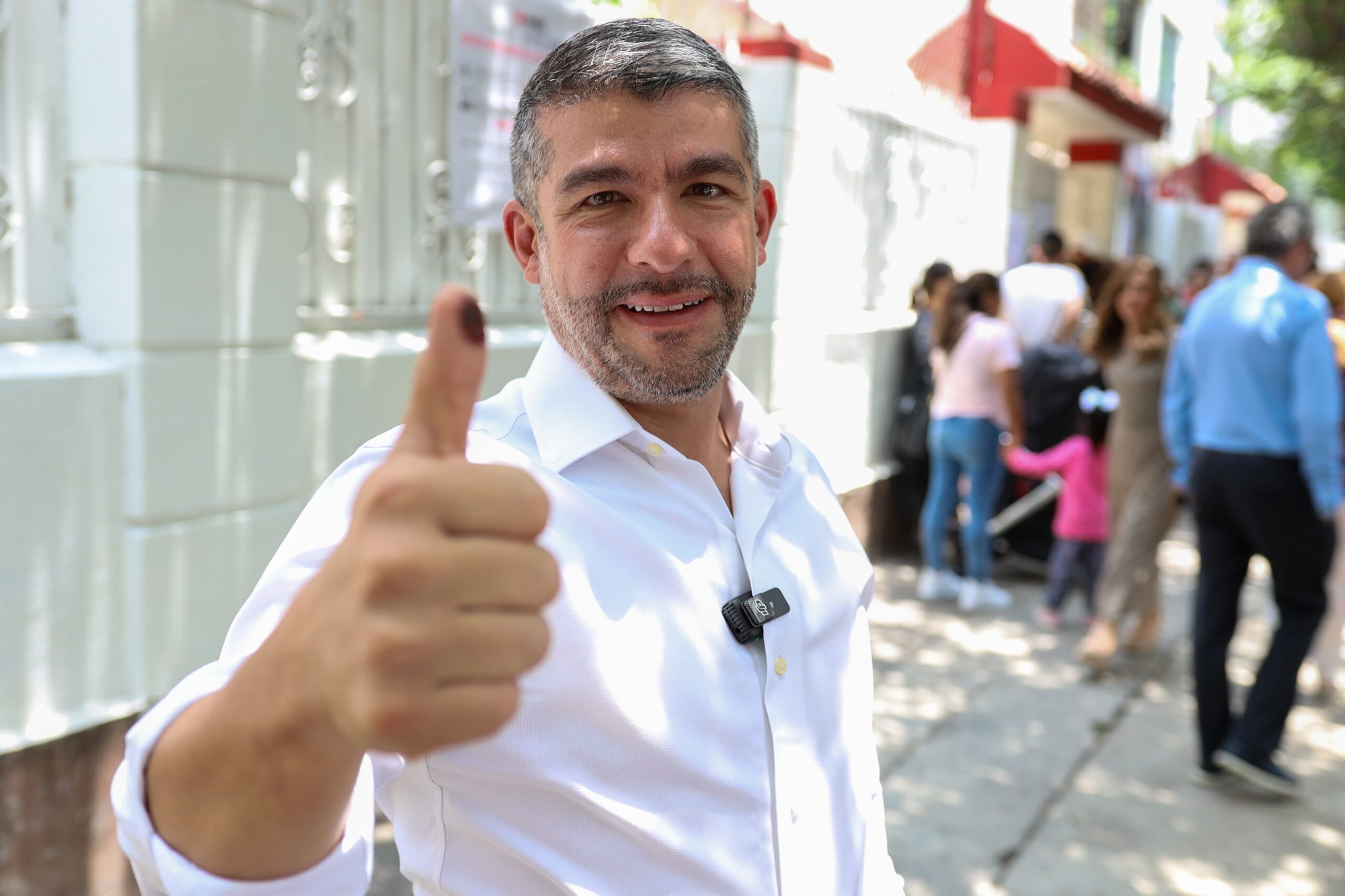 Mauricio Tabe acudió a emitir su voto. (Especial)