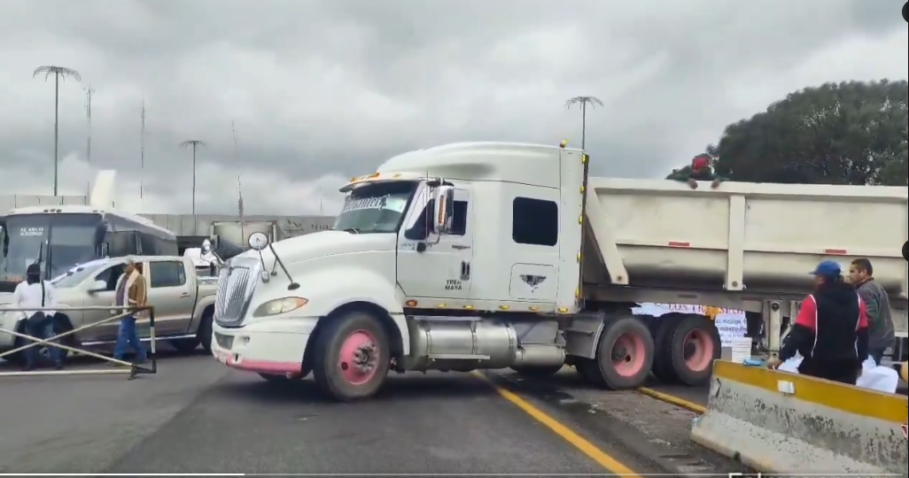 En la carrtera Puebla-Veracruz inició el bloqueo de transportistas. (Especial)