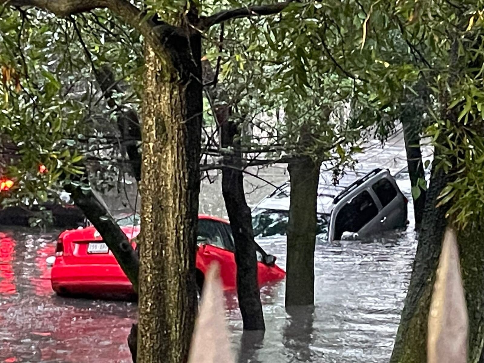 Autos bajo el agua por las fuertes lluvias en la CDMX_