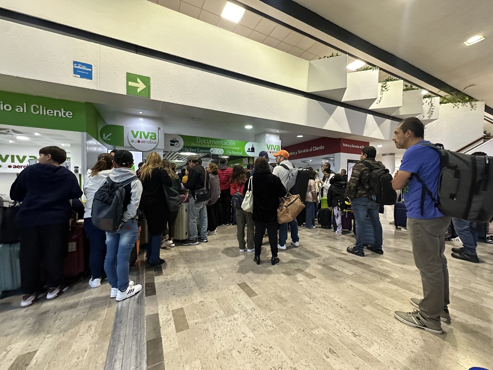 El Aeropuerto Internacional de la Ciudad de México con largas filas.