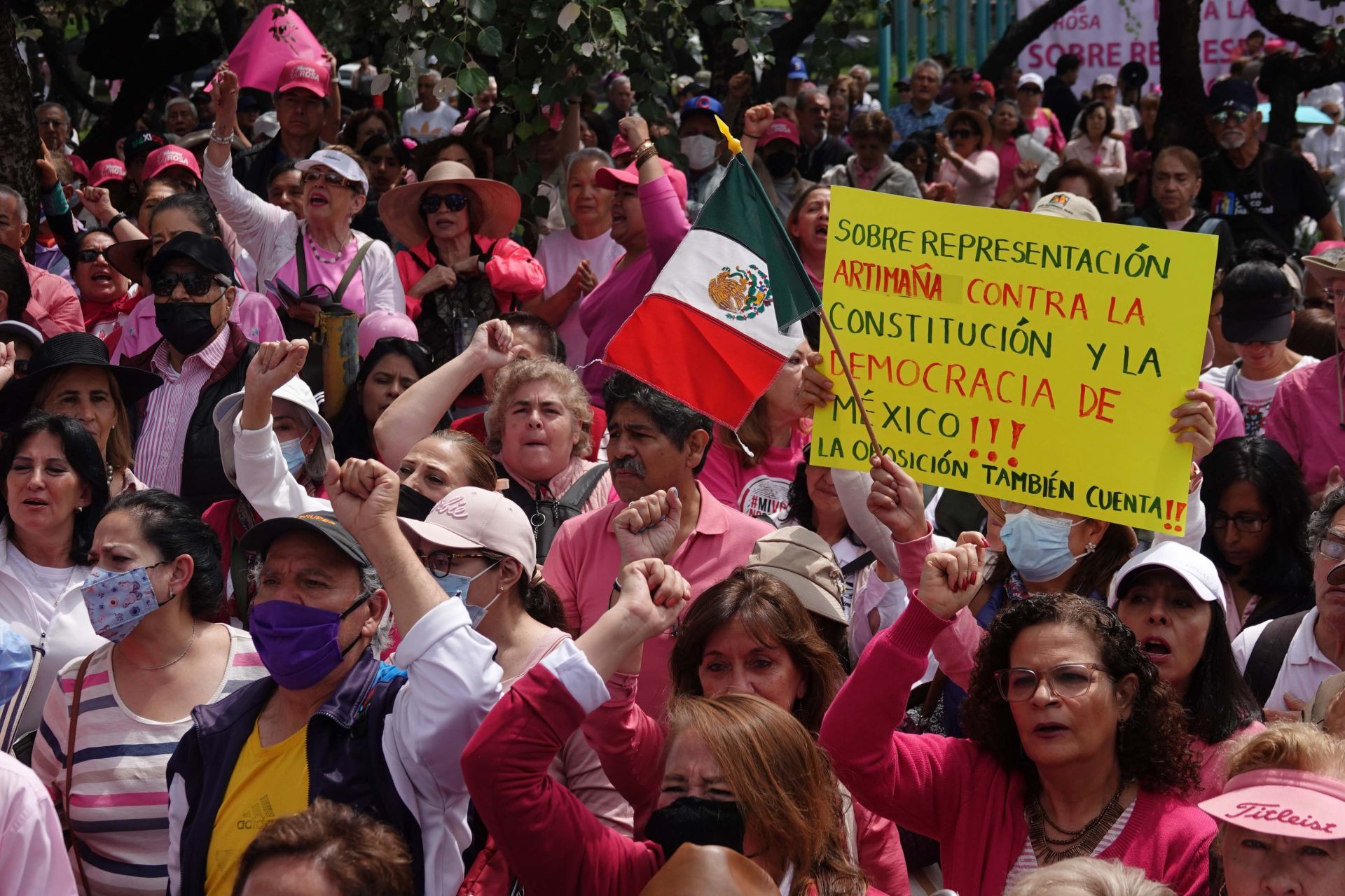 Manifestantes en contra de la sobrreprsentación. (Cuartoscuro)