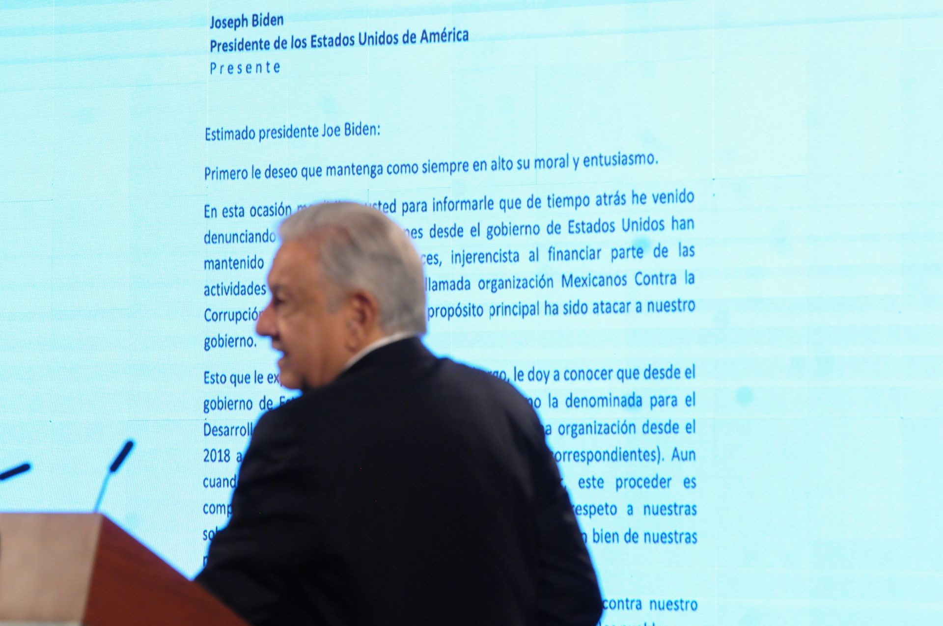 Andrés Manuel López Obrador, presidente de México, lee a la prensa la carta que le envió al presidente de Estados Unidos, Joe Biden, luego de que el mandatario mexicano mostrara los ingresos de la organización Mexicanos Contra la Corrupción . (Cuartoscuro)