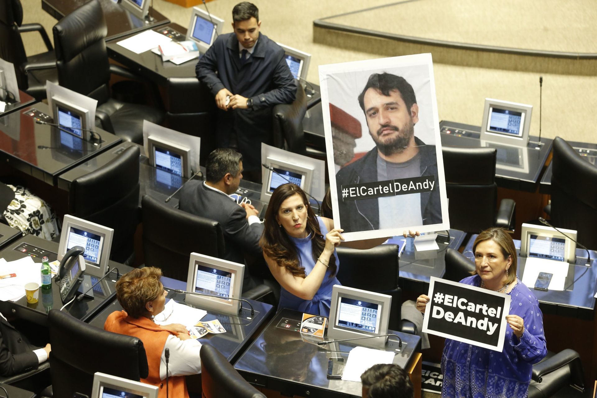 Las panistas Kenia López y Xóchitl Gálvez se manifestaron con carteles en donde señalan a Andrés Manuel López Beltrán de beneficiar con contratos millonarios a sus amigos. (Archivo/Cuartoscuro)