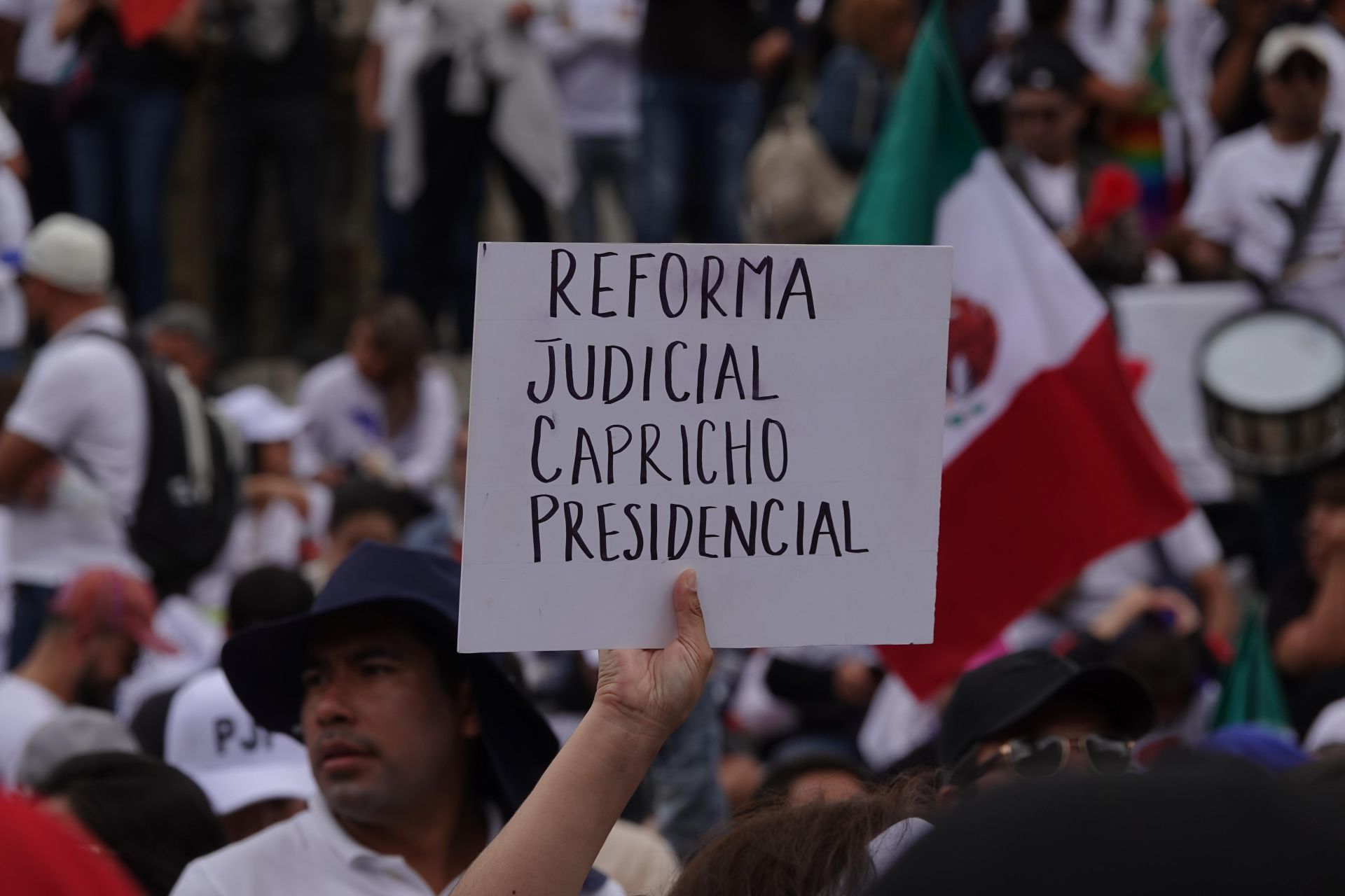 Trabajadores y estudiantes en contra de la recién aprobada Reforma al Poder Judicial protestaron en el Ángel de la Independencia. Acompañados de banderas de México y cantando el himno nacional, las y los inconformes dijeron que seguirán luchando para defender la división de poderes. (Cuartoscuro)