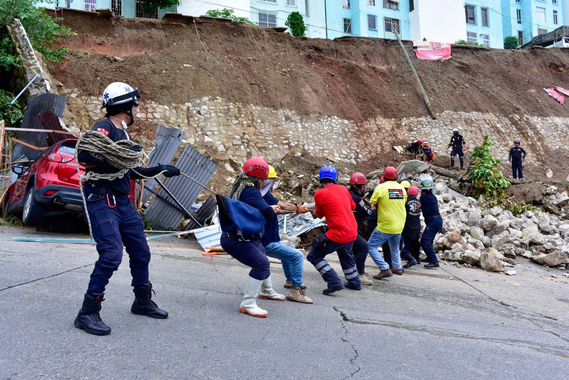 Un grupo de rescatistas de la Ciudad de México y de Protección Civil de Acapulco realizaron la búsqueda De una mujer pide su hijo para corroborar o reo descartar qué sus cuerpos podrían estar sepultados bajo un deslave qué las lluvias provocaron en la unidad habitacional en Infonavit Alta Progreso, Las labores de rescate iniciaron esta mañana y hasta esta tarde aún seguían trabajando en el lugar. (Cuartoscuro)