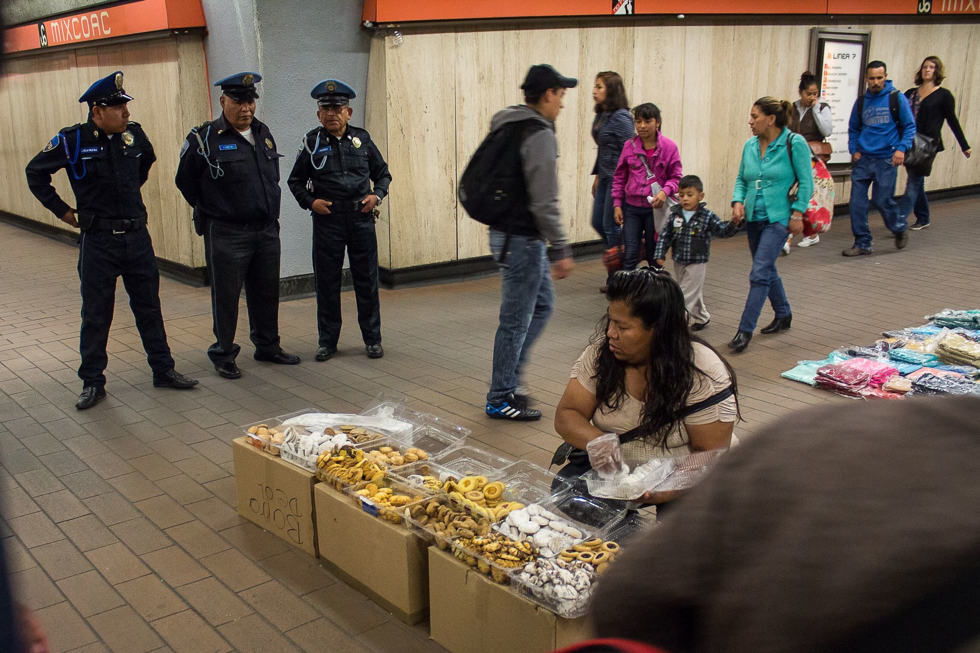 Comercio informal en el Metro. (Cuartoscuro)