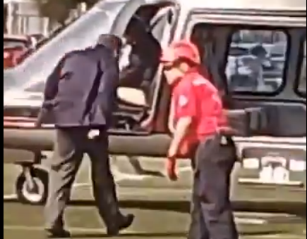 Ricardo Monreal subiendo al helicóptero. (Foto to0mada de video)