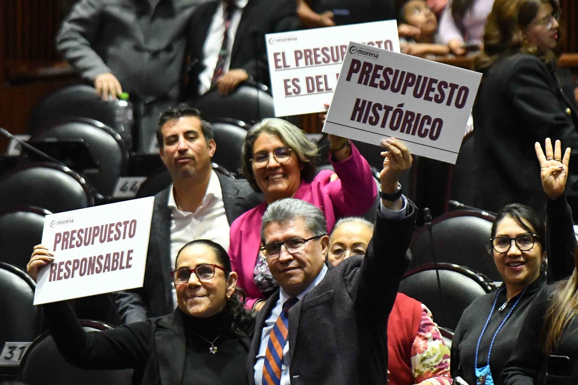 Diputados morenistas tras la aprobación del presupuesto. (Cuartoscuro)