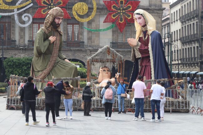 En vísperas de navidad el zócalo capitalino luce con poca gente así como algunas calles aledañas. (Cuartoscuro)