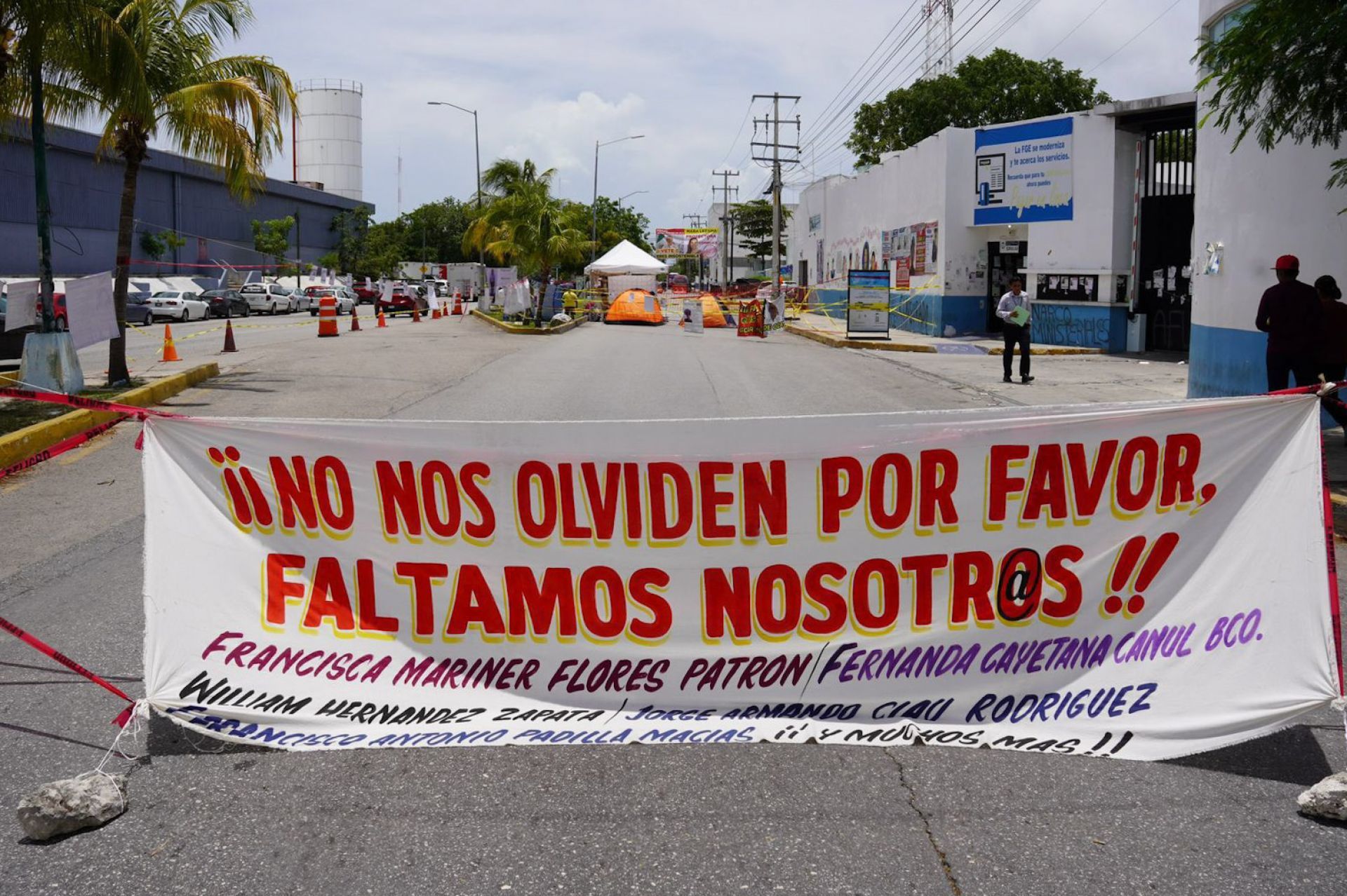 Con lágrimas de angustia en el rostro María Patrón, líder del colectivo Madres Buscadoras de Quintana Roo, dio a conocer esta mañana que después de más de cuatro años de búsqueda incansable de su hija Francisca Mariner, su cuerpo fue localizado en las instalaciones del Semefo en dónde permaneció siempre. A pesar de acudir incontables veces a la Fiscalía General del Estado, las autoridades nunca le dieron información al respecto. Fue a través de las redes sociales de la asociación que “doña Mary” informó que fue notificada de hallazgo. La identificación del cadáver se logró por diversas pruebas de ADN que se realizaron, las cuales dieron positivo. Francisca Mariner fue víctima de feminicidio luego de tener una discusión con su entonces pareja, quien abandonó el cuerpo en un sitio desconocido. (Cuartoscuro)