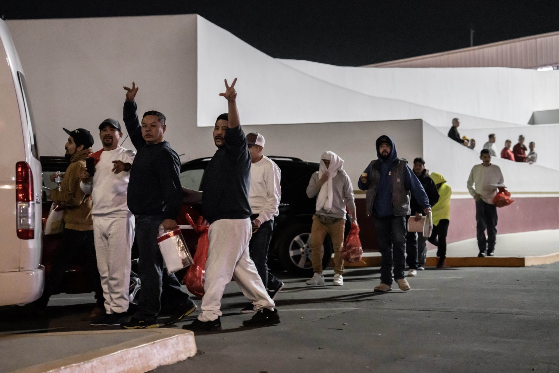 Decenas de migrantes fueron deportados la noche del martes por la garita El Chaparral, en Tijuana. (Cuartoscuro)