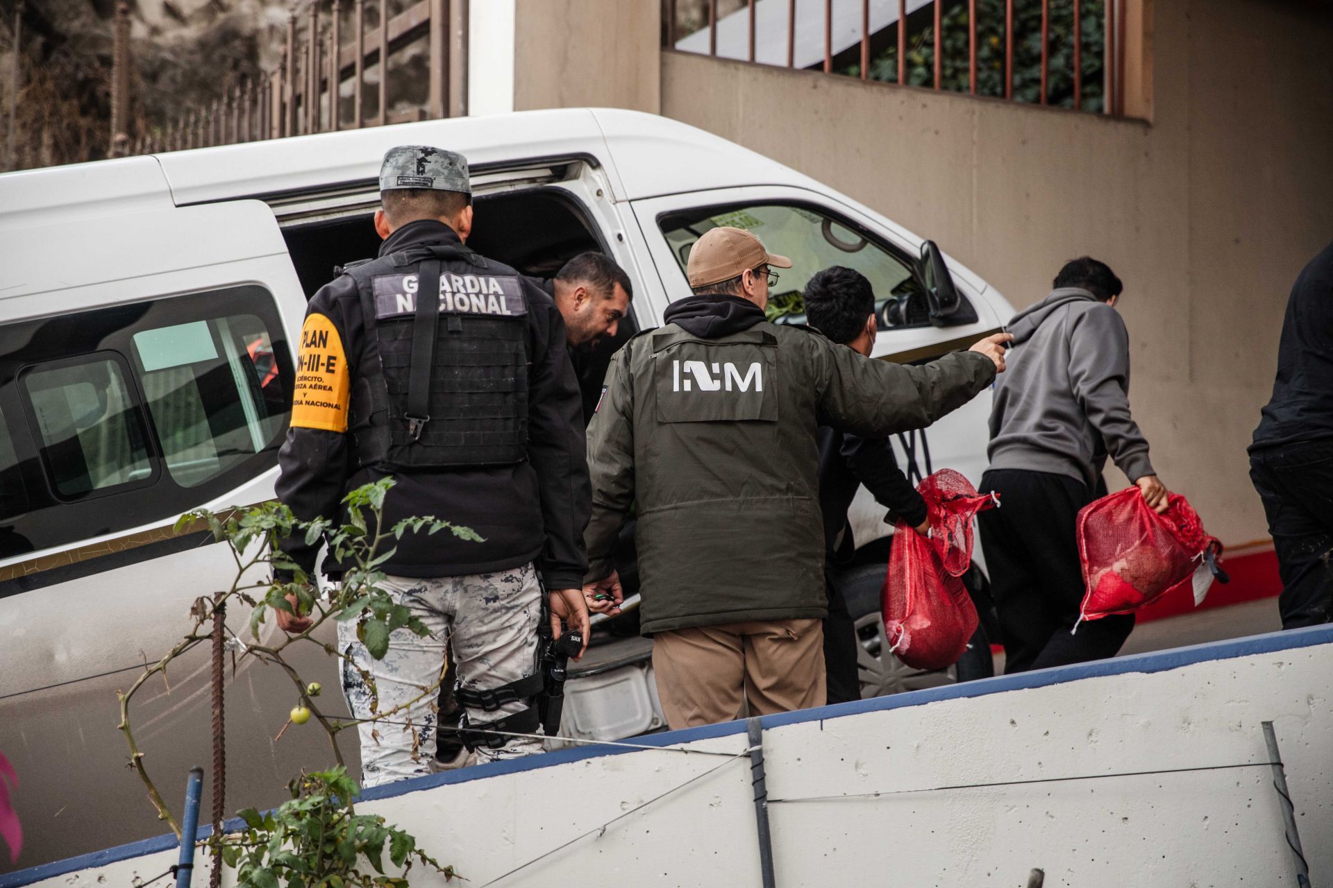 Personal de INM recibiendo a repatriados en Tijuana. (Cuartoscuro)