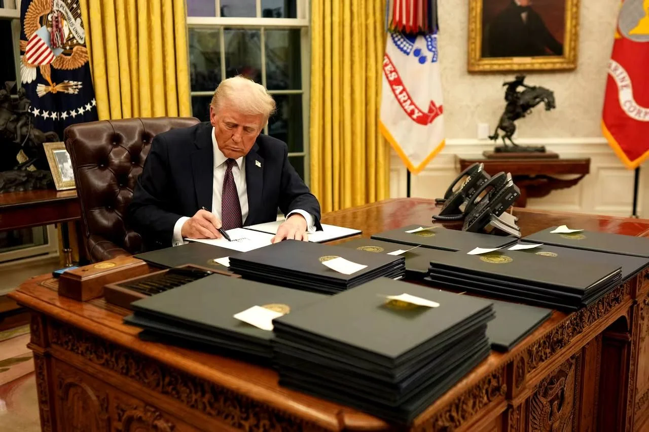 Donald Trump firma órdenes ejecutivas polémicas.