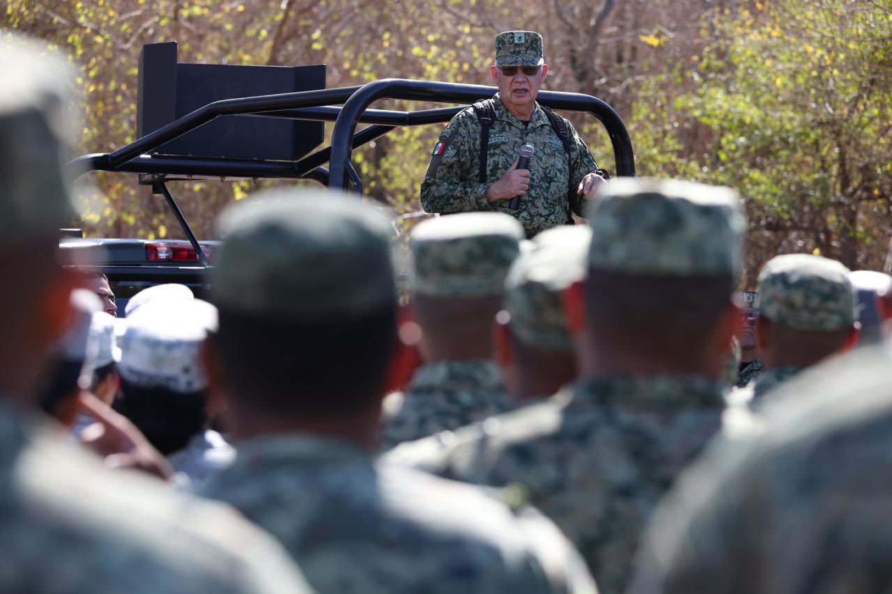 El general Trevilla, secretario de la Defensa, con su tropa en Sinaloa.