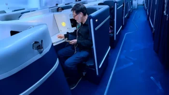 Fernández Noroña viaja en clase de lujo a Francia.