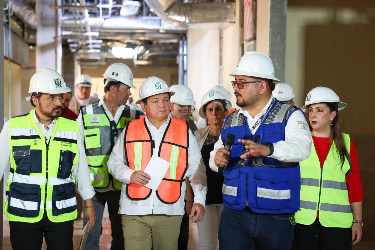 El Gobernador Joaquín Díaz Mena durante el recorrido.