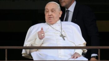 Con flores amarillas: el Papa Francisco es dado de alta luego de 38 días