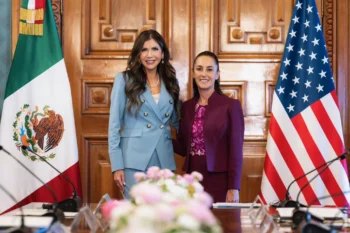 La secretaria de Seguridad de EU Kristi Noem y la presidenta Claudia Sheinbaum.