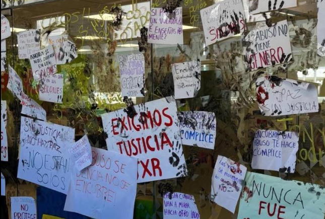 Protestas en las afueras del plantel de Tec Milenio en Monterrey.