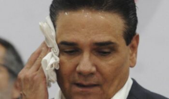 Silvano Aureoles: a salto de mata pero con amparo bajo el brazo