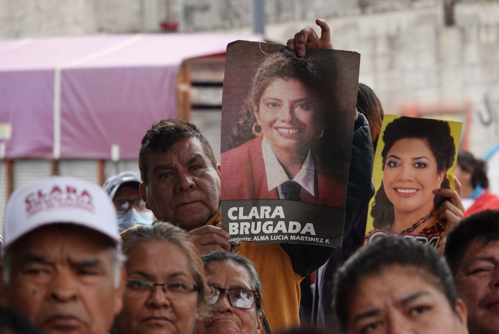 Clara Brugada durante la campaña en San Miguel Teotongo.