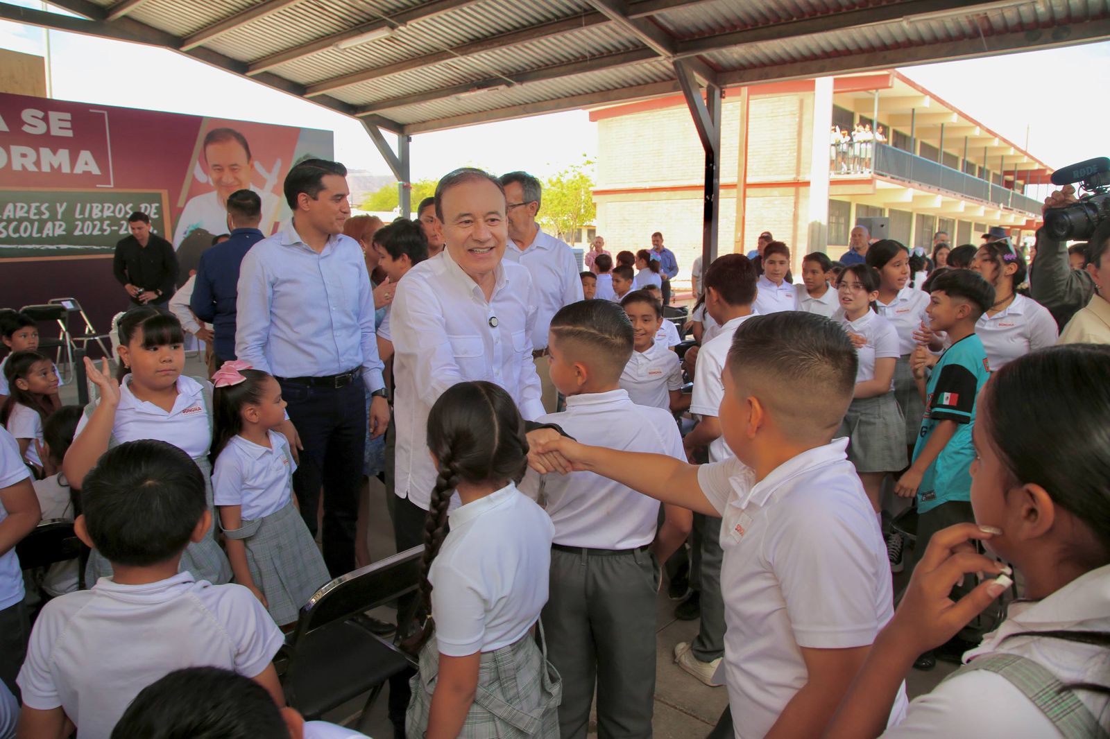 Entregan en Sonora uniformes gratuitos en 67 municipios