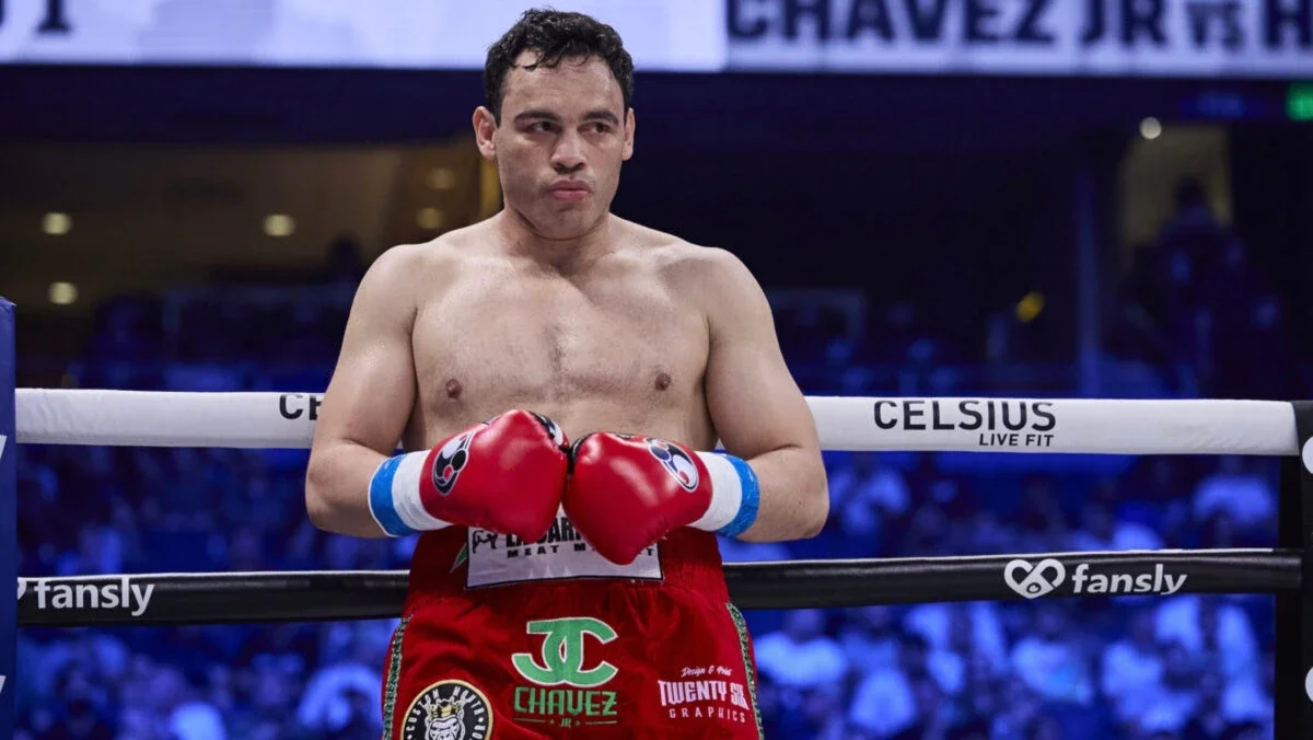 Julio César Chávez Jr. contra las cuerdas.