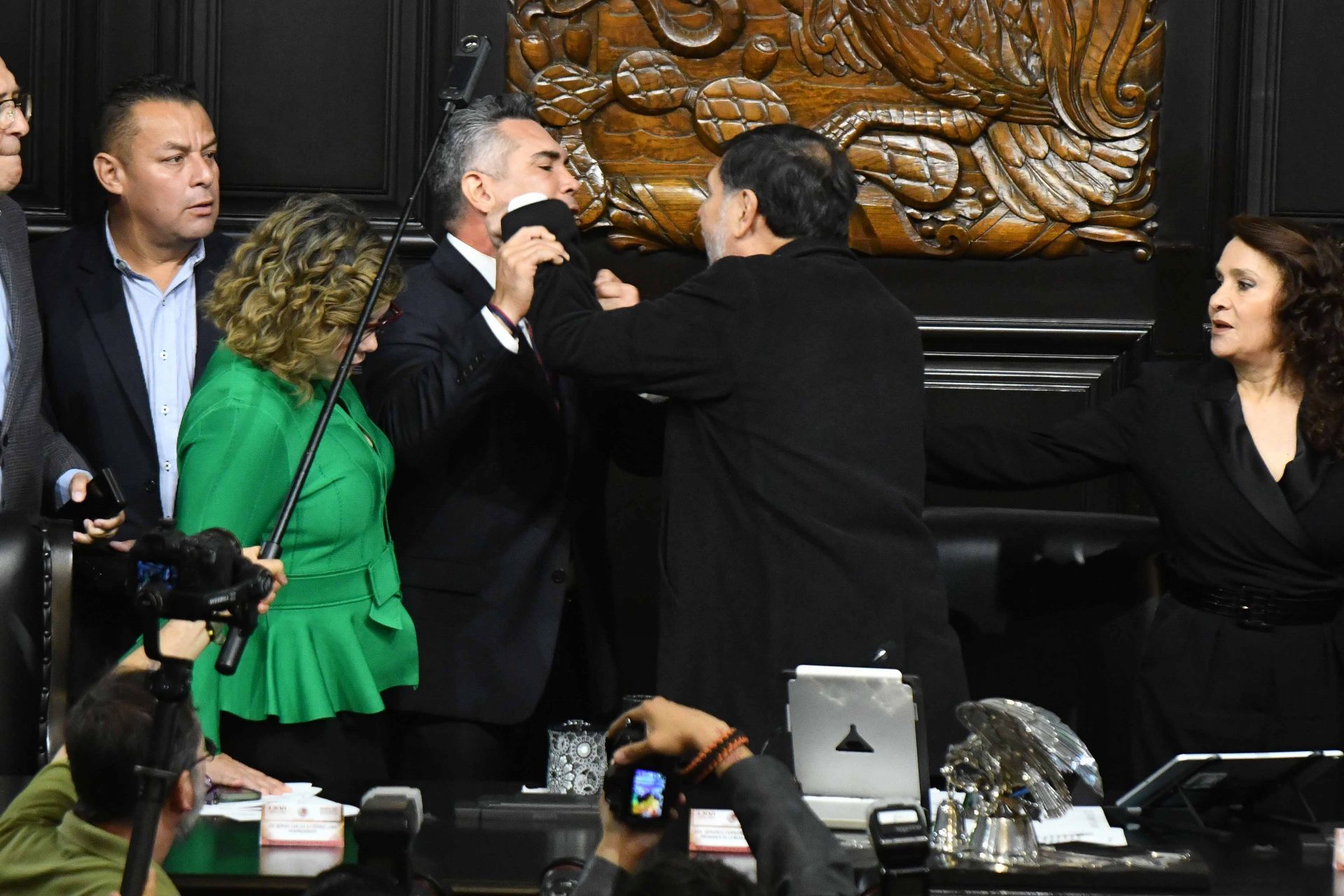 El momento en que iniciaron los empujones. (Cuartoscuro)