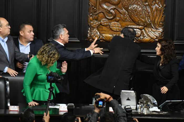 El momento de jaloneos entre Alito Moreno y Gerardo Fernández Noroña. (Cuartoscuro)