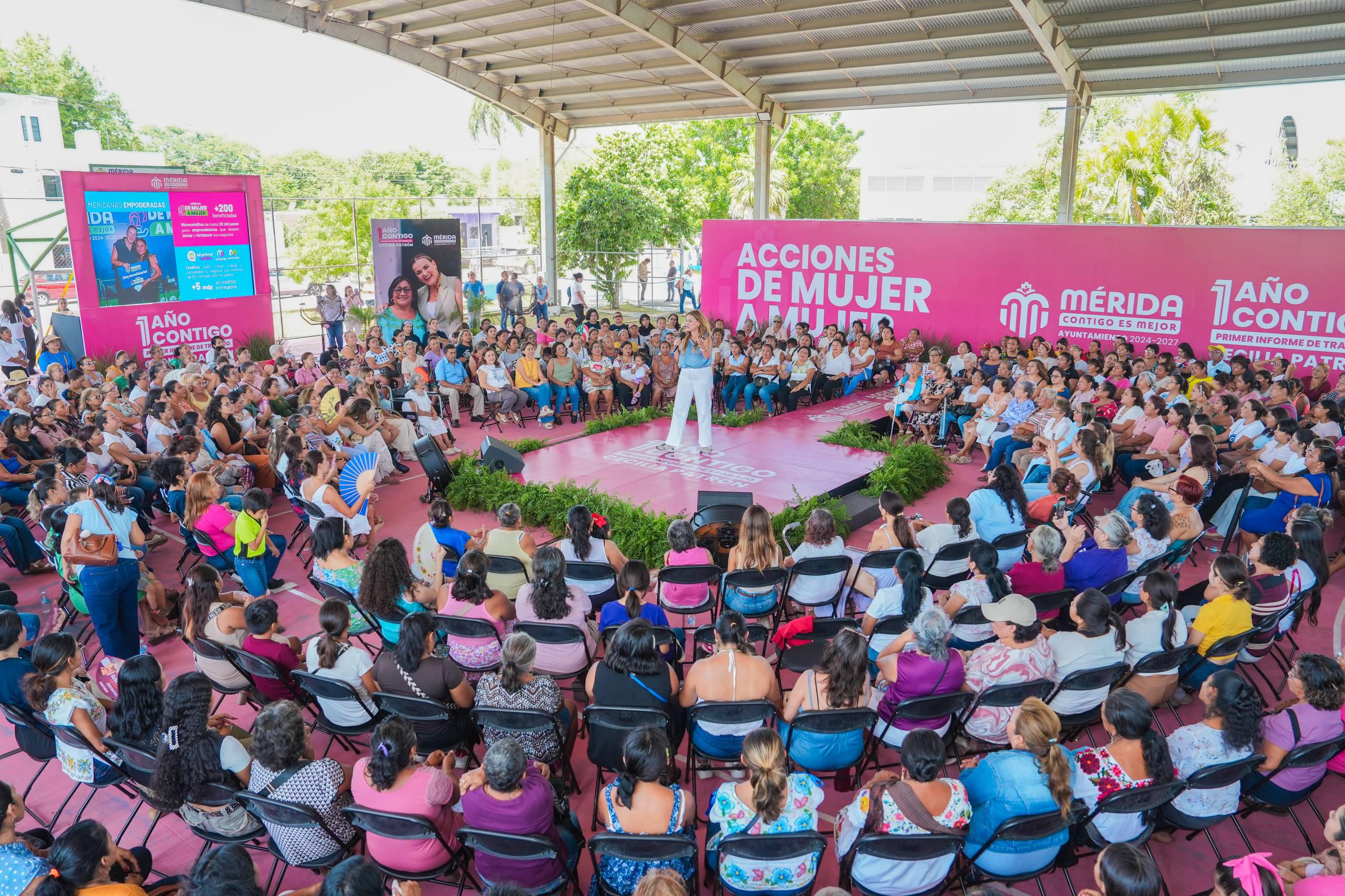 Cecilia Patrón Laviada durante su Primer Informe en Mérida.