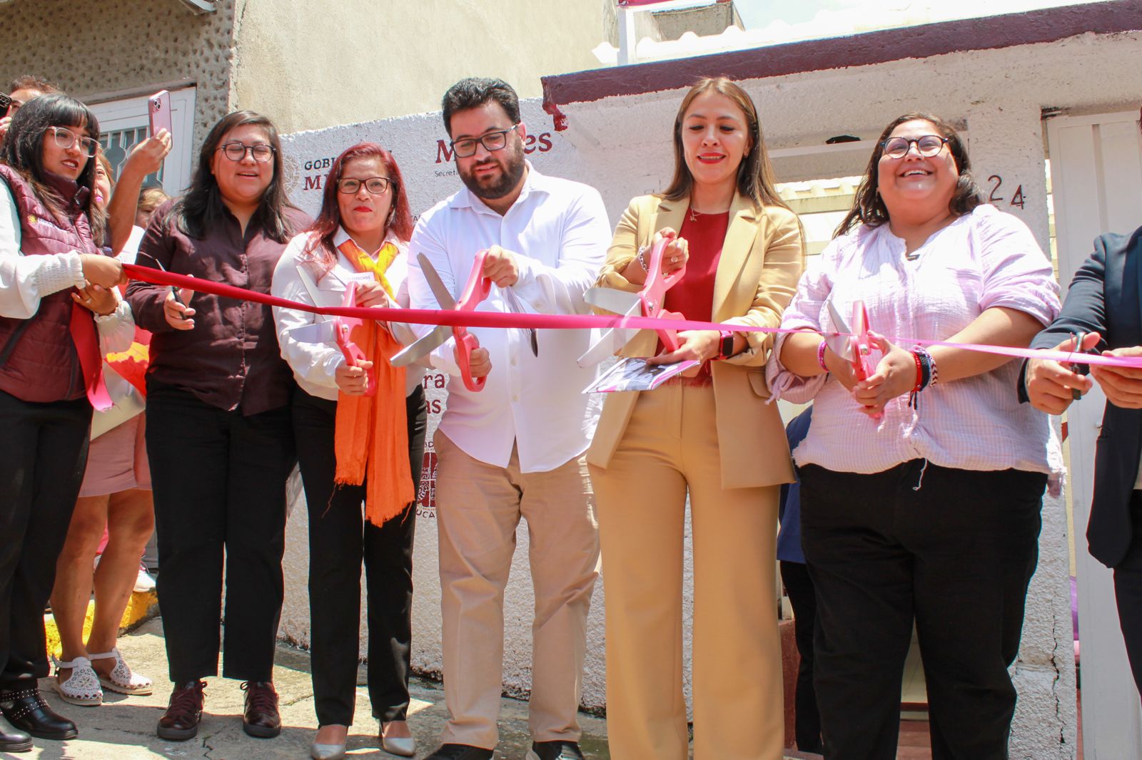 Secretarias de las Mujeres del Gobierno de México, Citlalli Hernández Mora, del Estado de México, Mónica Chávez Durán, y el Presidente Municipal, Isaac Montoya Márquez, inauguraron el primer Centro Libre de Naucalpan.