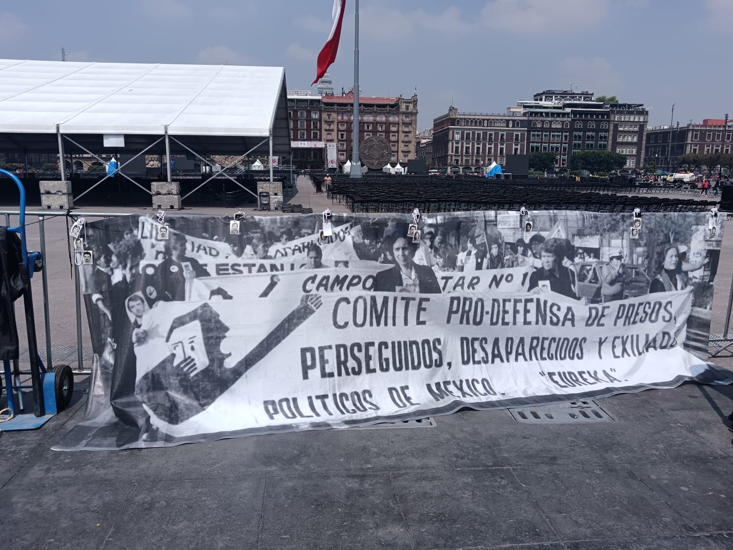 Colectivo Eureka se planta en el Zócalo para pedir respuestas de desaparecidos políticos.