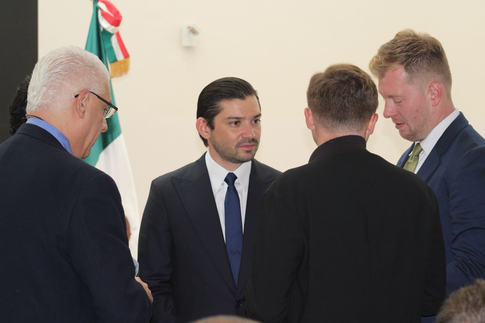 En representación del gobernador Joaquín Díaz Mena, el titular de la Representación de Yucatán en la CDMX, Víctor José López Martínez.