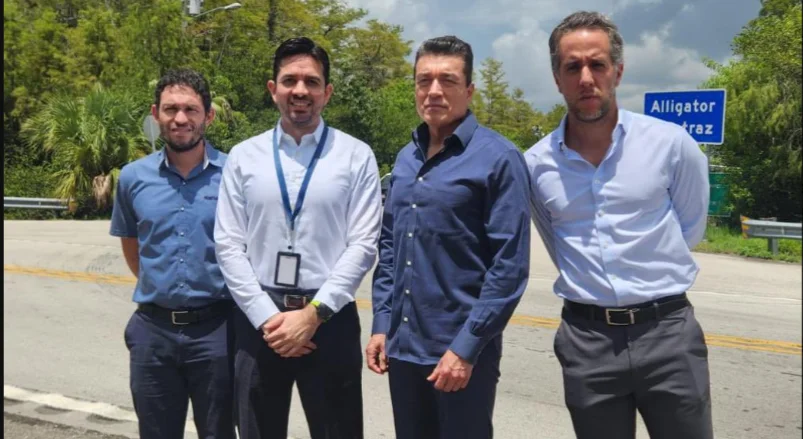Rutilio Escandón, cónsulo de México en Miami visitó el Alligator Alcatraz.