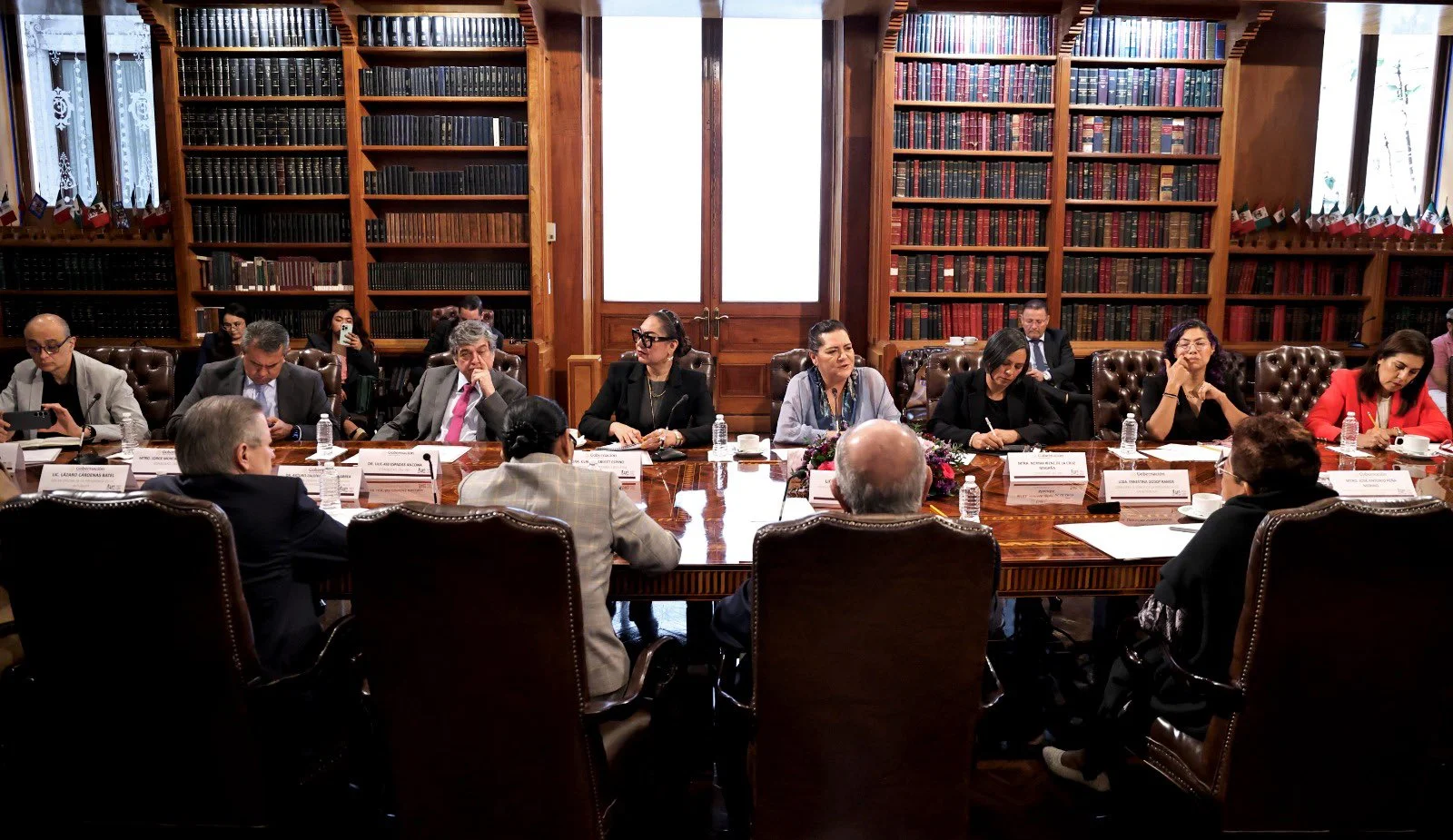 Reunión de consejeros del INE con la comisión para la Reforma Electoral.