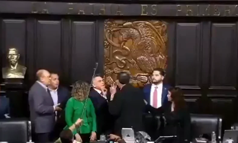 El jaloneo entre Alito y Noroña.