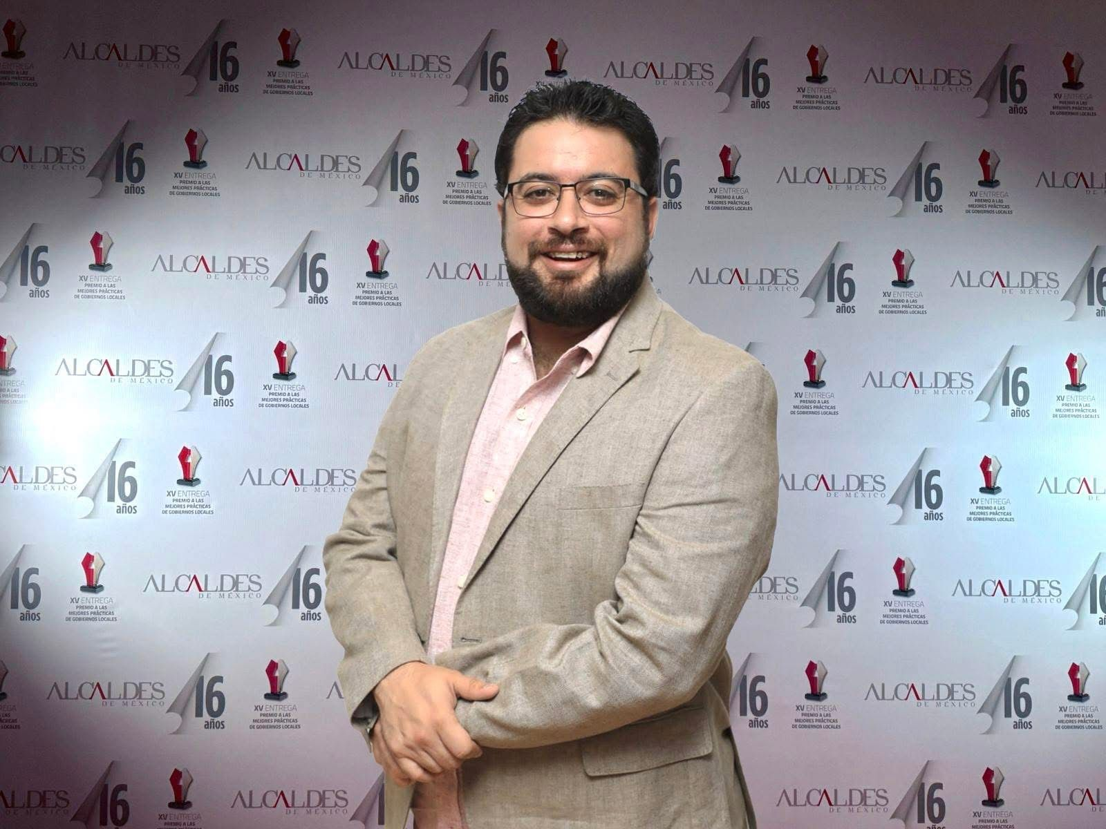 Issac Montoya reconocido por Alcaldes de México.
