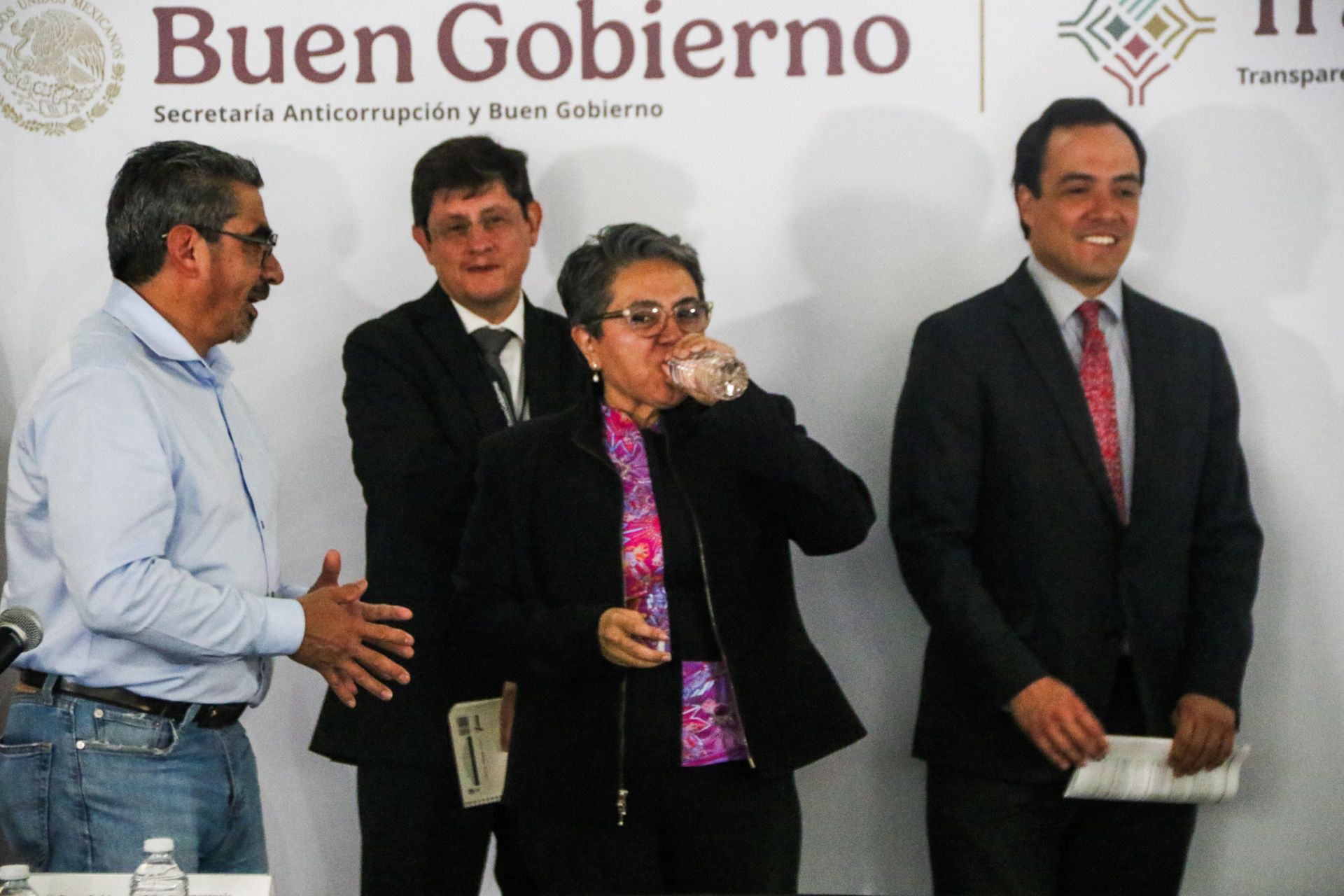 Raquel Buenrostro, titular de la Secretaría del Bueno Goierno, con Alejandro Nájera Encinas, titular de Transparencia para el PUeblo. (Cuartoscuro)