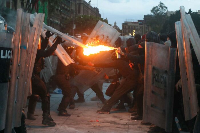 Enfrentamiento en marcha del 2 de octubre. (Cuartoscuro)