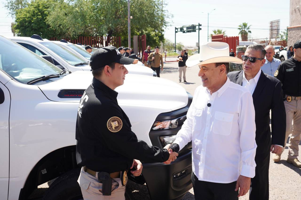 El gobernador Alfonso Durazo en la entrega de estímulos y equipo.