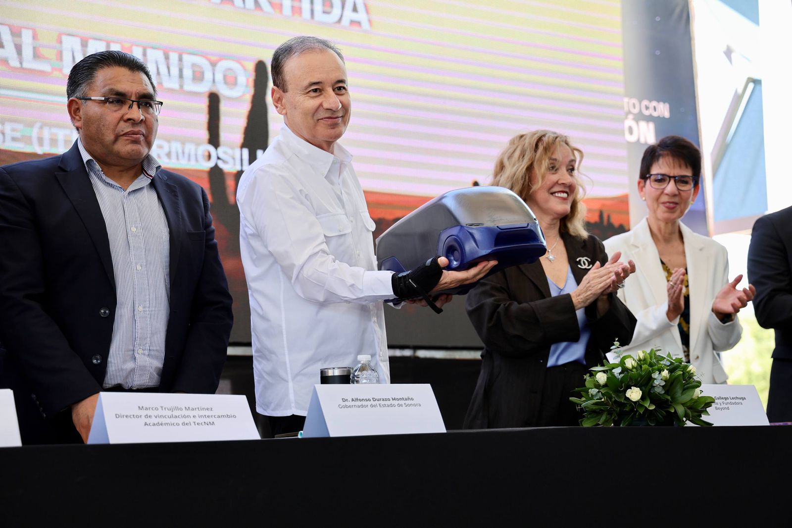 El gobernador Durazo presenta prototipo de auto eléctrico.