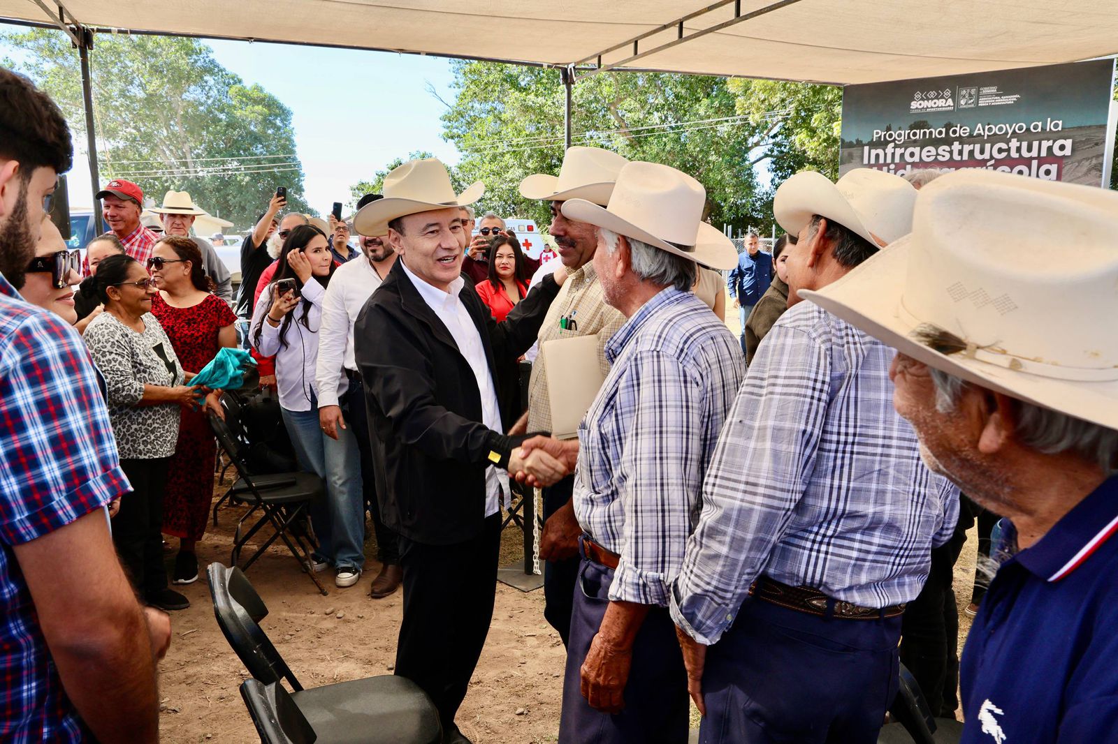 El gobernador Alfonso Durazo con agricultores.