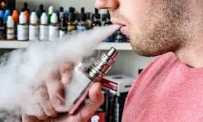 Reforma contra vapeadores incluye multas y cárcel.