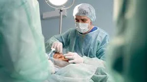 Adolescente de 15 sufre derrame cerebral tras cirugía estética. (Imagen ilustrativa)