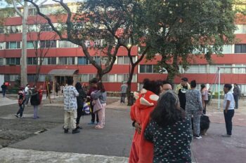 Decenas de personas salieron de sus casas luego de escuchar la alerta sísmica durante la mañana de este viernes. (Cuartoscuro)